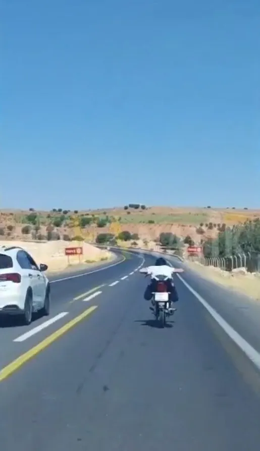 Şanlıurfa’da motosikletin üzerinde uzanarak süren sürücüye ceza