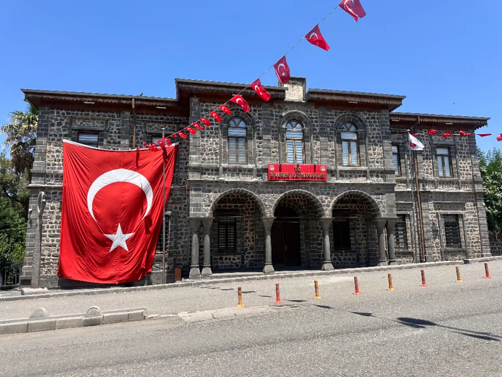 SİVEREK AY YILDIZLI BAYRAKLARLA DONATILDI