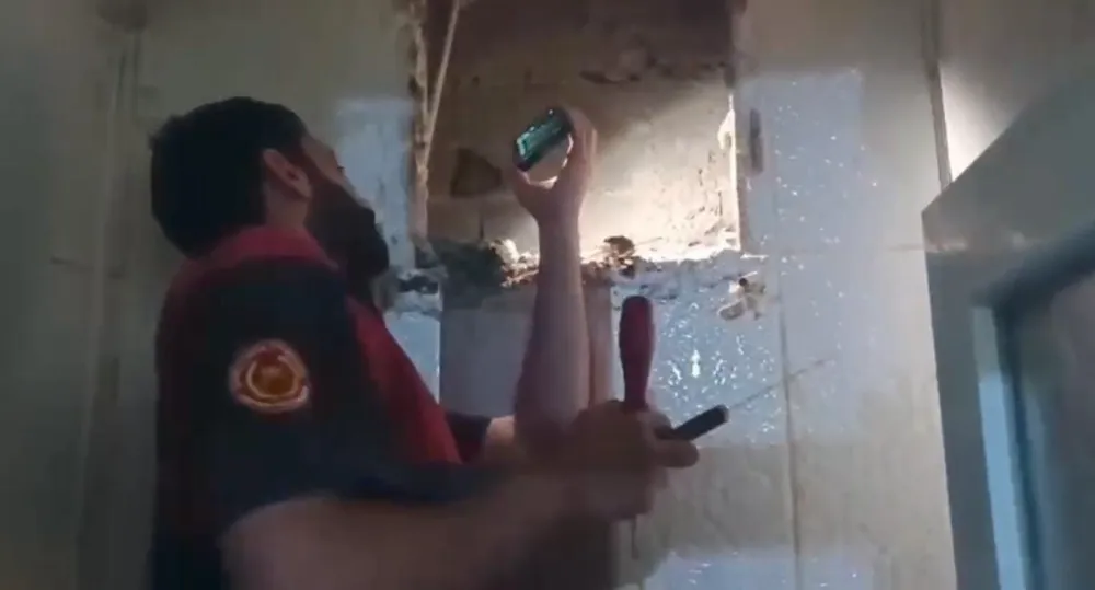 ŞANLIURFA’DA HAVALANDIRMA BOŞLUĞUNDA MAHSUR KALAN YAVRU KEDİ KURTARILDI