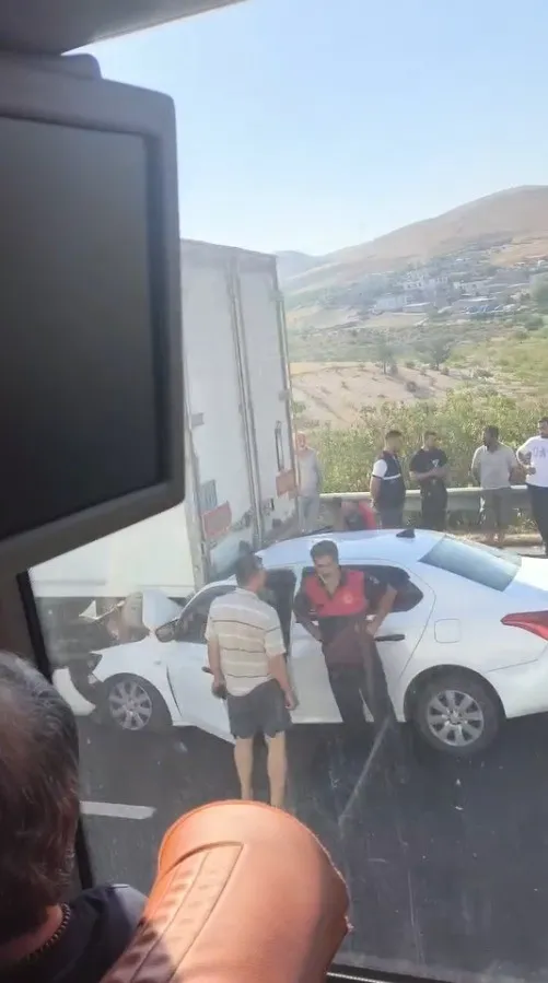 ŞANLIURFA’DA OTOMOBİL TIRA ARKADAN ÇARPTI: 1 ÖLÜ, 1 YARALI