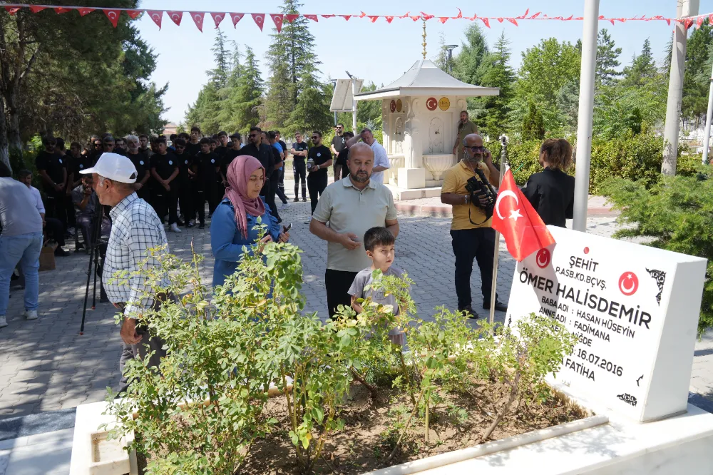 ŞEHİT ÖMER HALİSDEMİR KABRİ BAŞINDA ANILDI