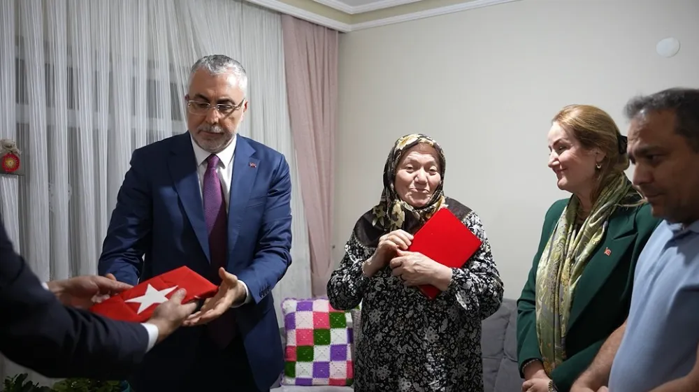 BAKAN IŞIKHAN, SOSYAL GÜVENLİK KURUMU PERSONELİ OLAN 15 TEMMUZ ŞEHİDİ AİLESİNİ ZİYARET ETTİ