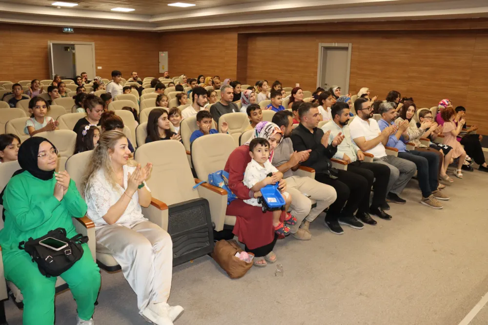 ÖĞRENCİLERİN DÜZENLEDİĞİ GİTAR KONSERİ BÜYÜK BEĞENİ TOPLADI