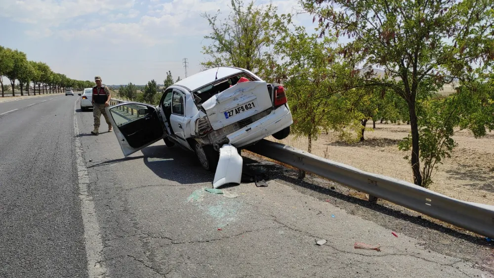 TIRIN ÇARPTIĞI OTOMOBİL DEMİR BARİYERİN ÜZERİNE ÇIKTI: 3 YARALI 