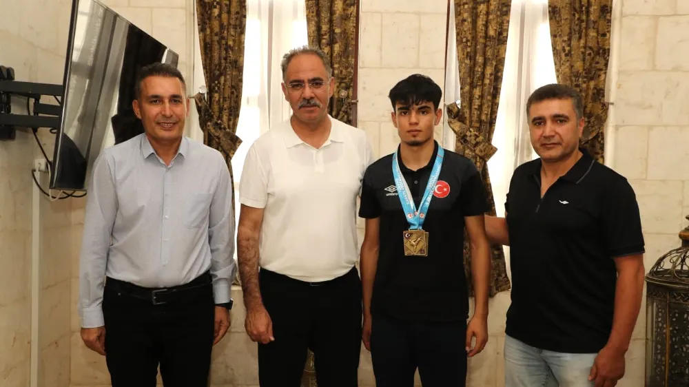 BAŞKAN KUŞ, TÜRKİYE ŞAMPİYONU KARATECİYİ TEBRİK ETTİ