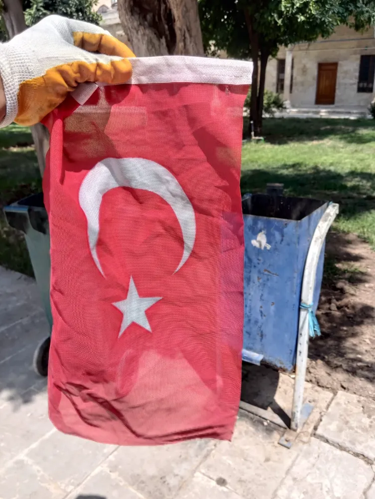 ŞANLIURFALI İŞÇİNİN BAYRAK HASSASİYETİ TAKDİR TOPLADI
