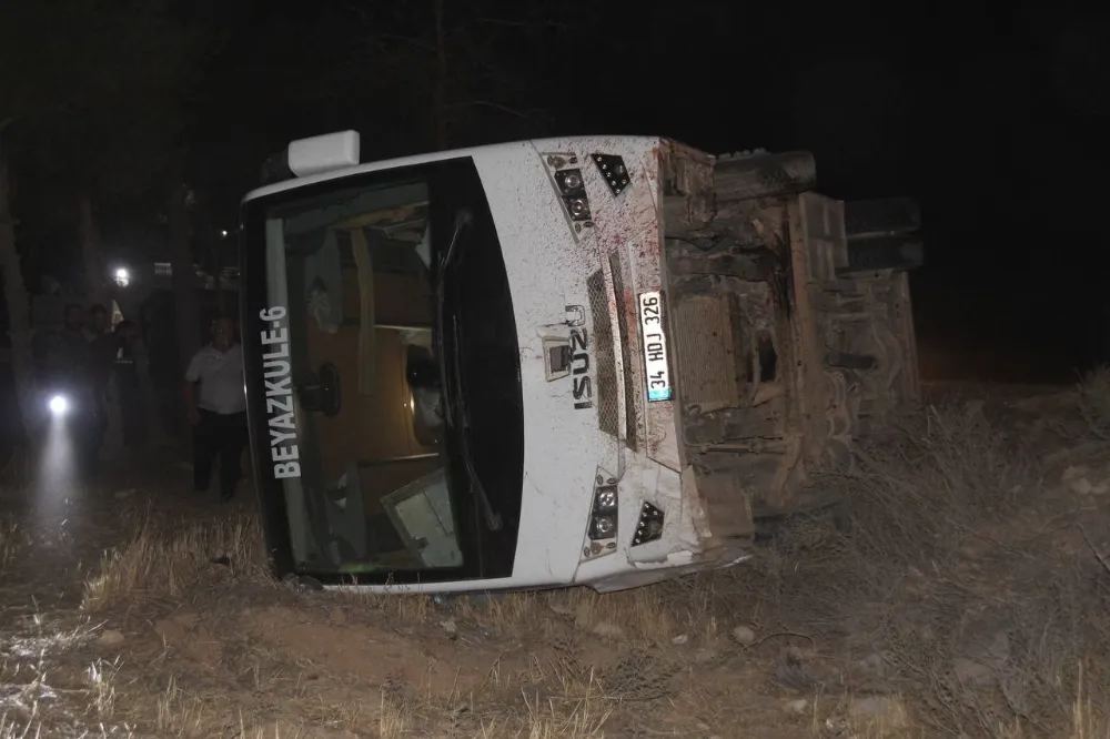 İŞÇİLERİ TAŞIYAN OTOBÜS EŞEĞE ÇARPARAK DEVRİLDİ: 15 YARALI