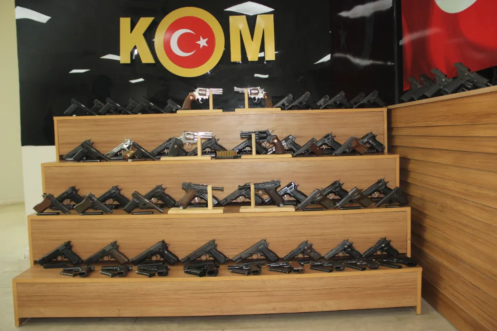 Durdurulan araçtan 65 ruhsatsız tabanca çıktı: Aralarında İkinci Dünya Savaşı