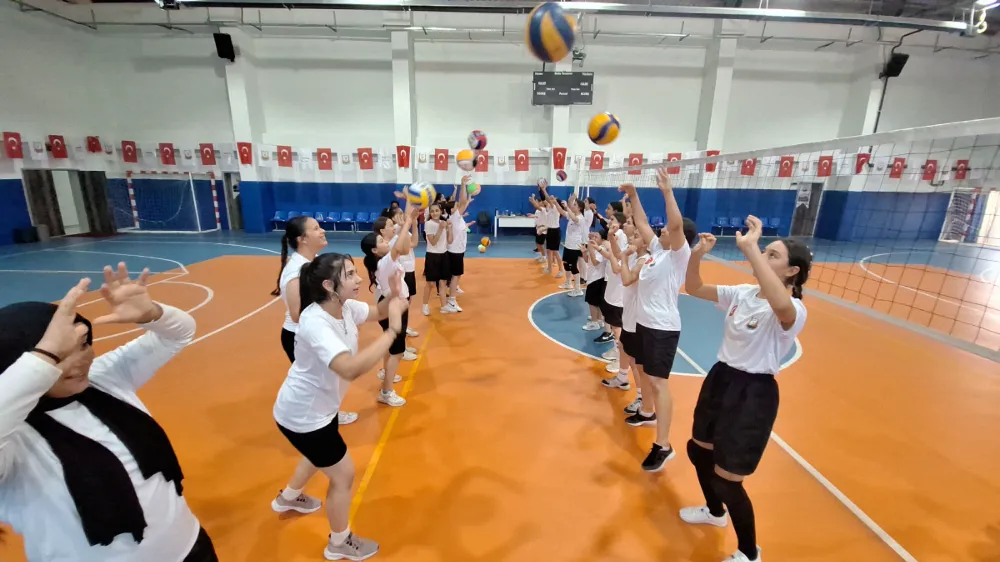 KIZ ÇOCUKLARINDAN VOLEYBOL KURSUNA YOĞUN İLGİ