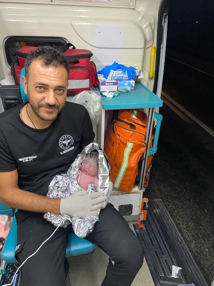 YOLDA GERÇEKLEŞEN DOĞUM BAŞARIYLA TAMAMLANDI: ANNE VE BEBEK SAĞLIKLI