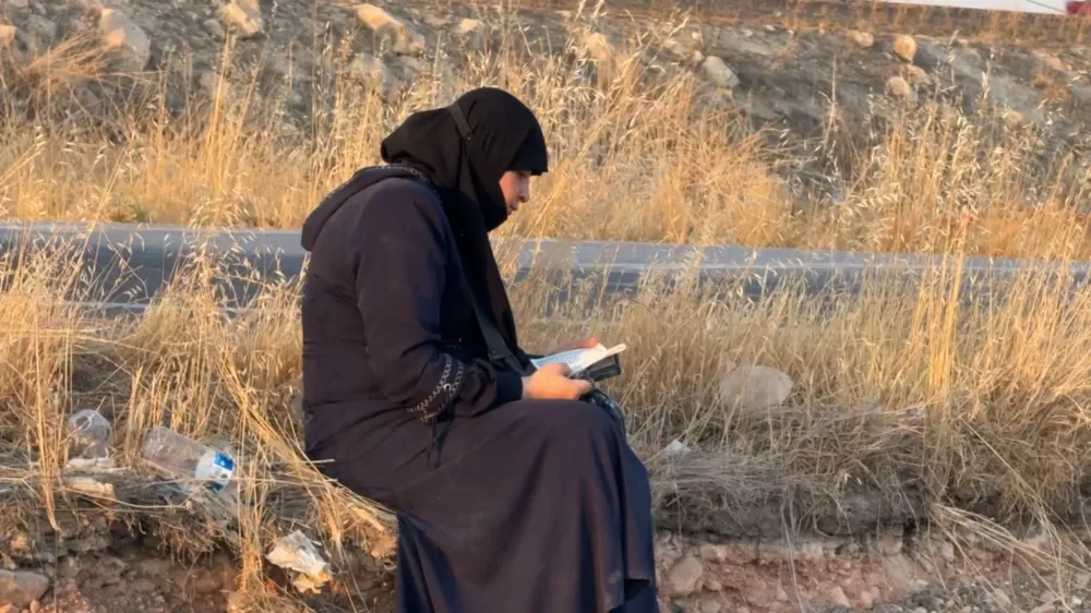 TERS DÖNEN ARAÇTAN ÇIKAN KADIN OTURUP KURAN