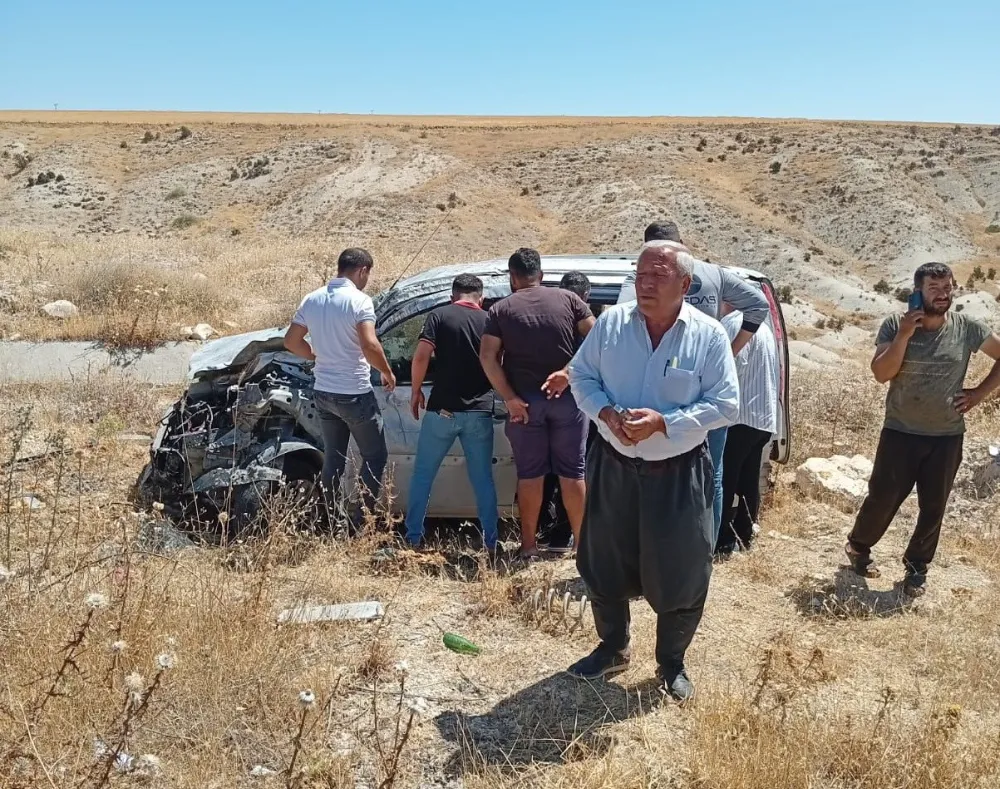 HAFİF TİCARİ ARAÇ ŞARAMPOLE YUVARLANARAK TAKLA ATTI