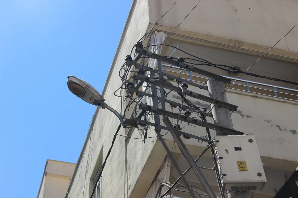 ŞANLIURFA’DA ONARMAK İÇİN ÇIKTIĞI ELEKTRİK DİREĞİNDE AKIMA KAPILARAK YERE ÇAKILDI 