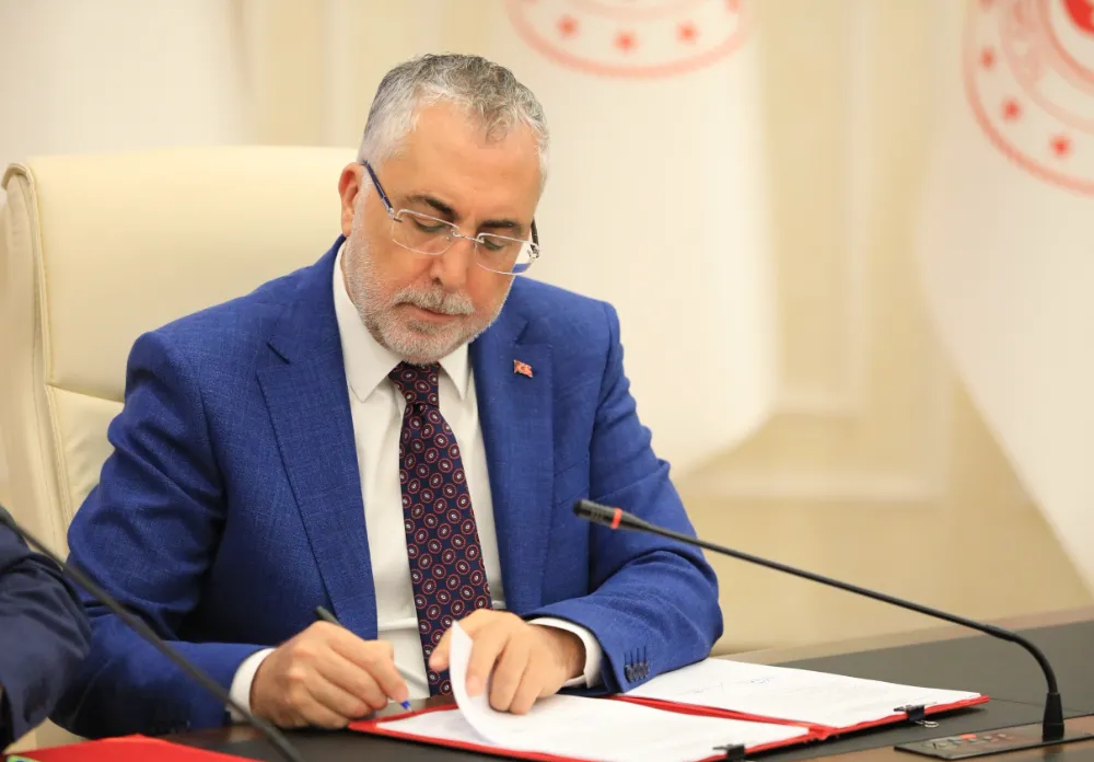 BAKAN IŞIKHAN: 