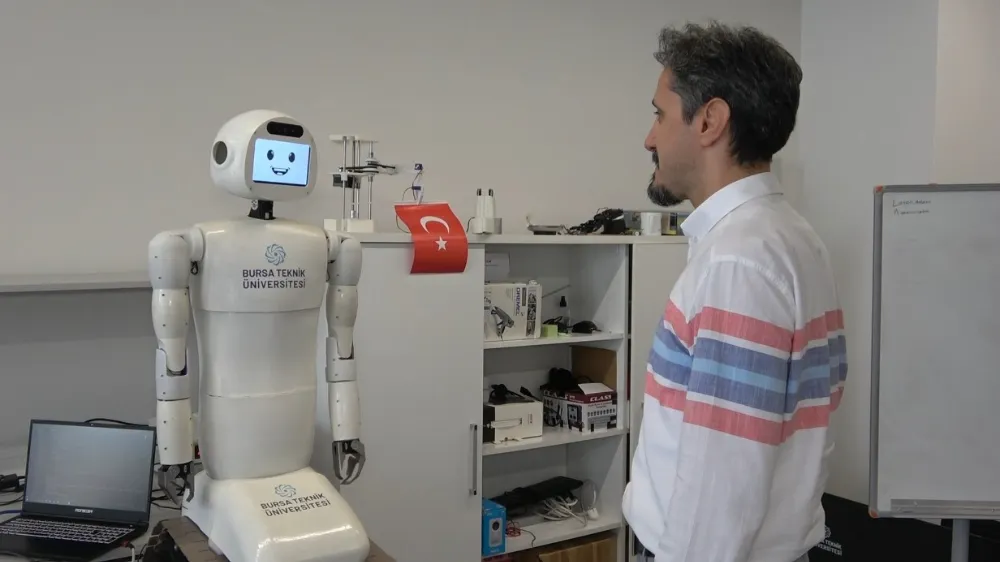 TÜRK ÜNİVERSİTELERİNDE BİR İLK: YAPAY ZEKA DESTEKLİ İNSANSI ROBOT GELİŞTİRİLDİ