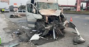 ŞANLIURFA İŞÇİ SERVİSİ İLE KAMYON ÇARPIŞTI: 5 YARALI