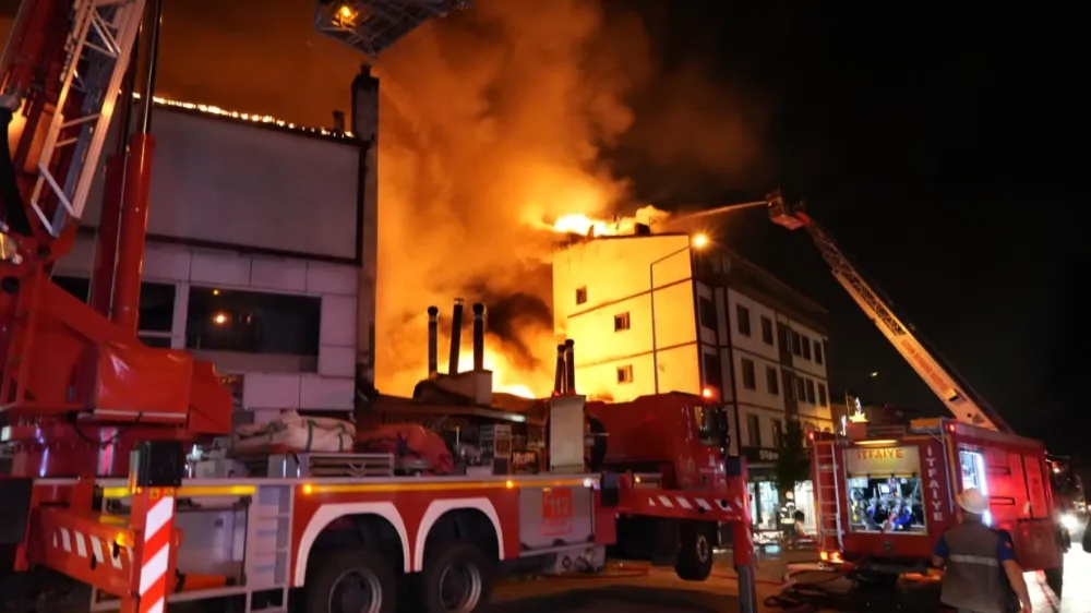 ERZURUM’DA KORKUTAN YANGIN: ÇOK SAYIDA İŞ YERİ VE BİNA ALEVLERE TESLİM OLDU