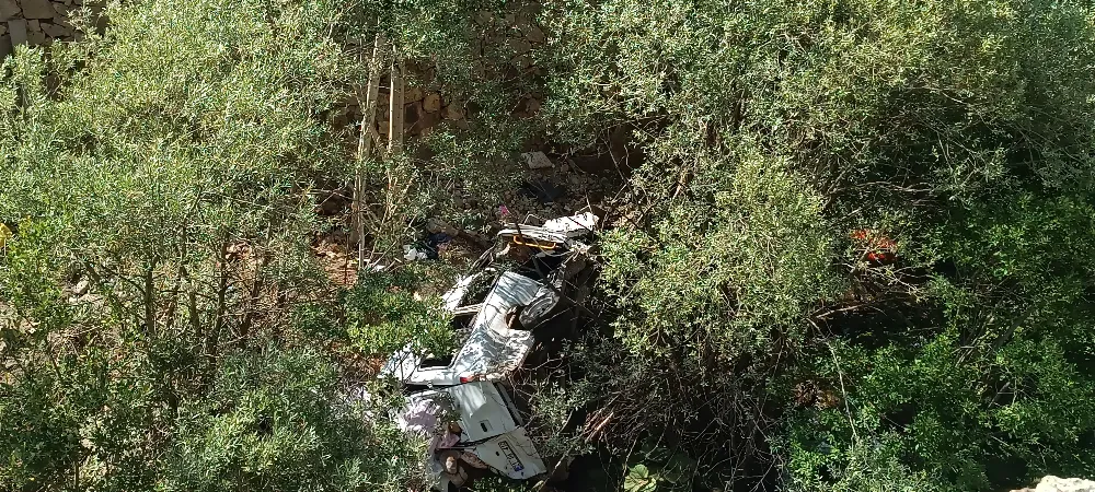 TARIM İŞÇİLERİNİ TAŞIYAN MİNİBÜS UÇURUMDAN YUVARLANDI; 4 ÖLÜ , 18 YARALI VAR