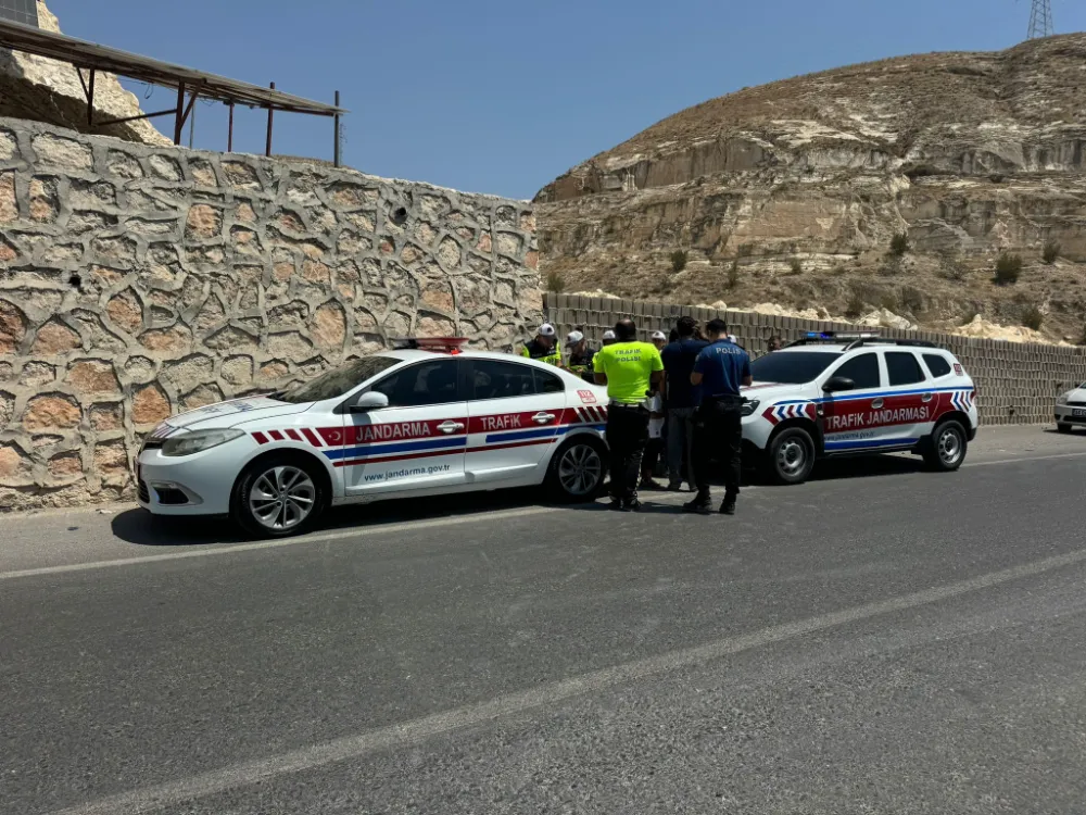 ŞANLIURFA’DA OTOMOBIL 5 METRELIK ŞARAMPOLE DEVRILDI, SÜRÜCÜ YARA ALMADAN KURTULDU