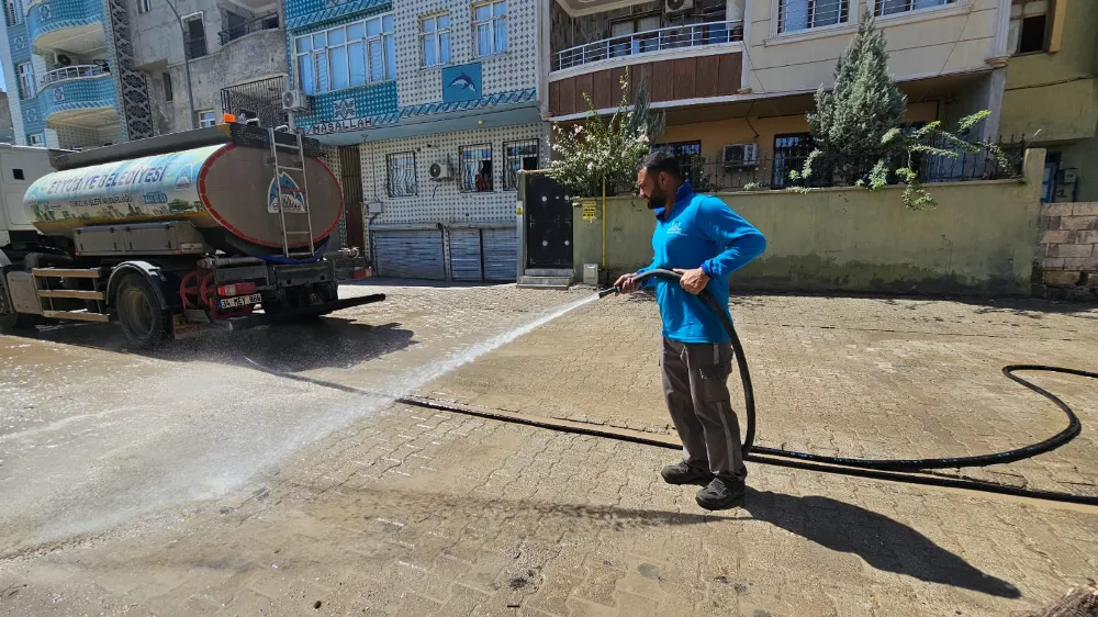 GECEYİ GÜNDÜZE KATAN TEMİZLİK EKİBİ, EYYÜBİYE’Yİ BAŞTAN AŞAĞI TEMİZLİYOR