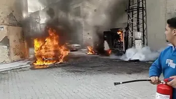 ELEKTRİK PANOSU ALEV ALDI, 3 ARAÇ ZARAR GÖRDÜ 