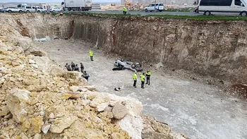 OTOMOBİL 10 METRELİK ÇUKURA DÜŞTÜ: 1 ÖLÜ, 1 YARALI