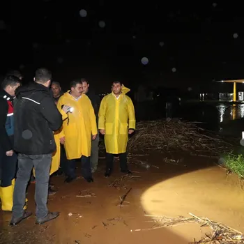 BAŞKAN CANPOLAT VE KAYMAKAM ŞAHİN’DEN GECE SAĞANAK MESAİSİ