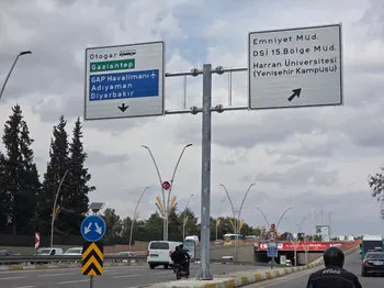 ŞANLIURFA’DA BAŞ ÜSTÜ YÖNLENDİRME LEVHALARI ARTIRILIYOR