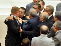 MECLİSTE YİNE KAVGA YİNE KAVGA
