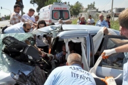 Otomobilde Sıkışan Sürücü Kurtarıldı