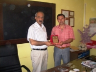 HİLVAN BELEDİYE BAŞKANINDAN TAYİNİ ÇIKAN ÖĞRETMENE PLAKET