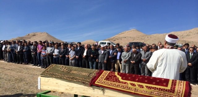Kılıç, Gözyaşlarıyla Toprağa Verildi