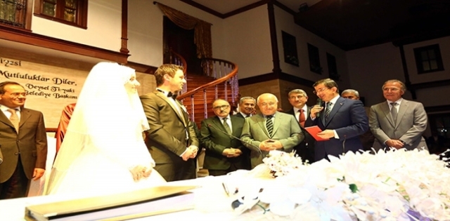 Davutoğlu Akman Ailesine Nikah Şahitliği Yaptı