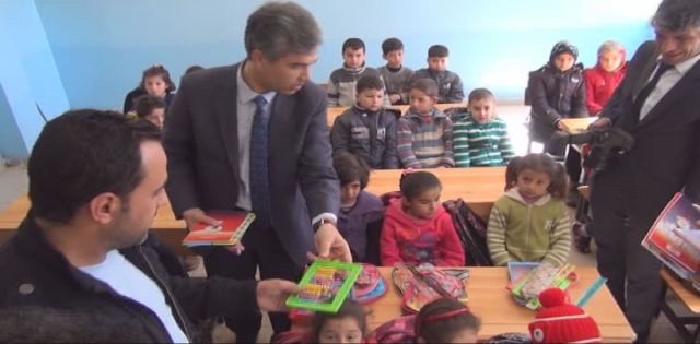 SİVEREK KAYMAKAMINDAN SURİYELİ ÖĞRENCİLERE KIRTASİYE YARDIMI
