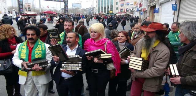 İbrahim Tatlıses için Kur`an-ı Kerim dağıtıldı