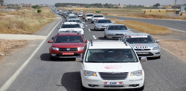 CHP AKÇAKALE?DE YÜZLERCE ARAÇLIK KONVOYLA KARŞILANDI