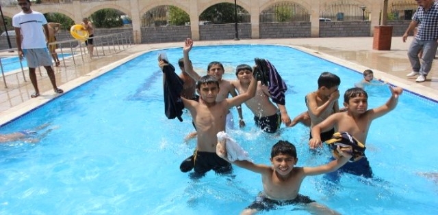 Şanlıurfa`da Sıcak Hava Bunaltıyor