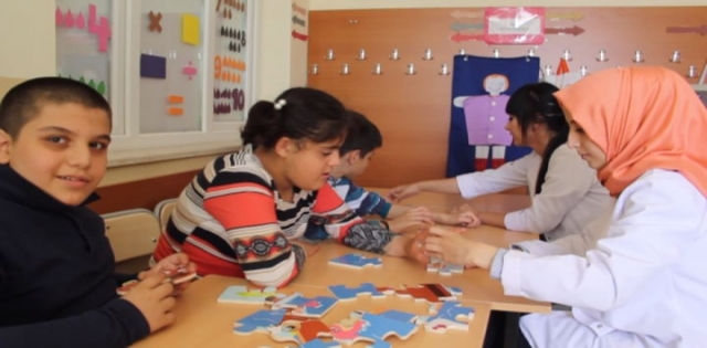 OTİSTİK ENGELLİLERİN HAYATA UMUTLA BAKTIĞI OKUL 