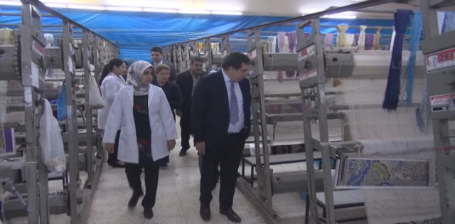 VALİ KÜÇÜK HALI KURSU ÖĞRENCİLERİYLE BİR ARAYA GELDİ
