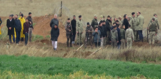 Akçakale`de zırhlı araç sele kapıldı: 2 asker kayıp 