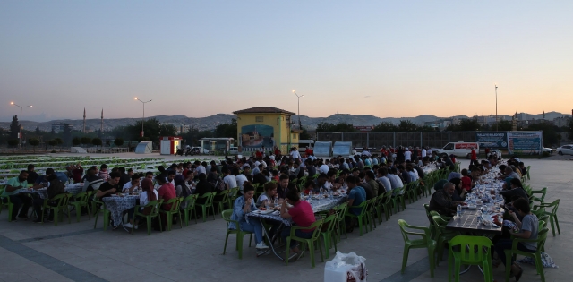 HALİLİYE BELEDİYESİ, RAMAZAN SOFRALARINI BU YIL 5?İNCİ KEZ AÇTI