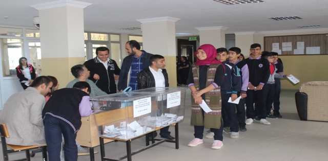 Siverek?te öğrenciler meclis başkanlığı için seçime gitti 