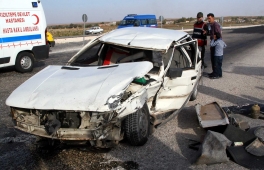 İKİ OTOMOBİL ÇARPIŞTI: 7 YARALI