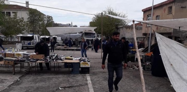 Şanlıurfa`da freni boşalan tır pazara daldı