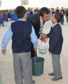 ÖĞRETMENE KOVALARLA SU HEDİYE