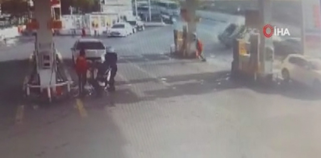 Başakşehir`de kontrolden çıkan aracın benzinliğe daldığı anlar kamerada