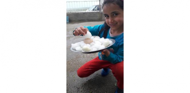 Siverek`te yumurta büyüklüğünde dolu yağdı
