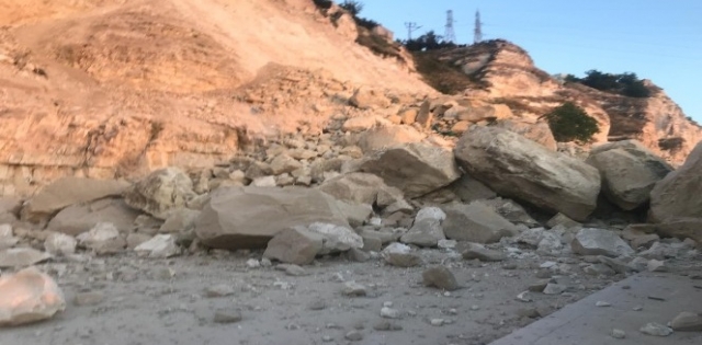 Dağdan kopan dev kaya parçası kafenin üzerine düştü