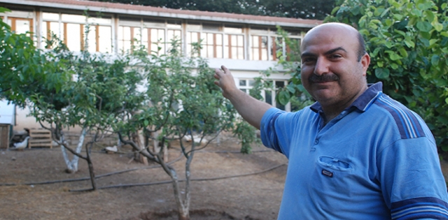 Kümes hayvanlarına iki katlı ev yaptırdı