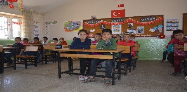 Şehit öğretmen Necmettin Yılmaz`ın öğrencileri ilkokuldan mezun oldu